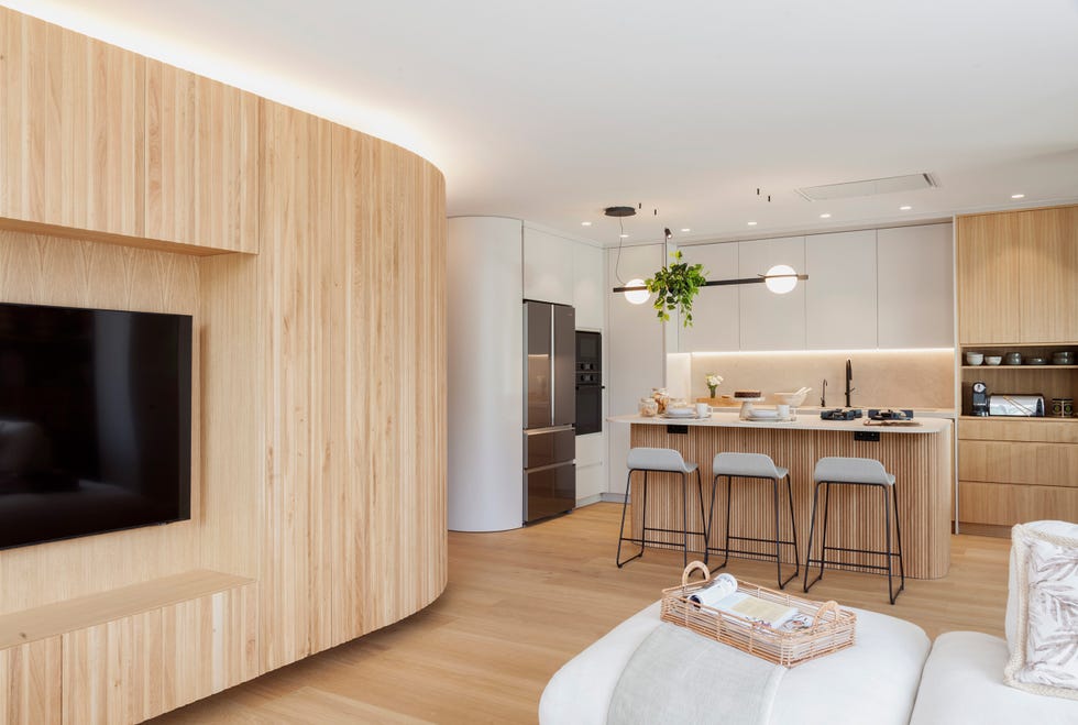 mueble de tv de madera con diseño curvo