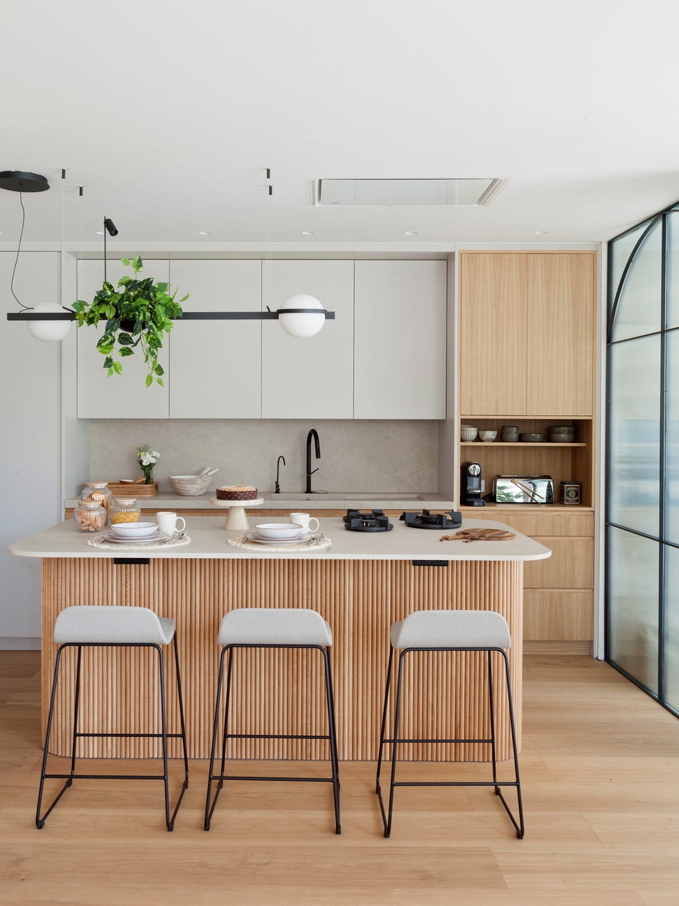 cocina con isla y revestimientos de madera
