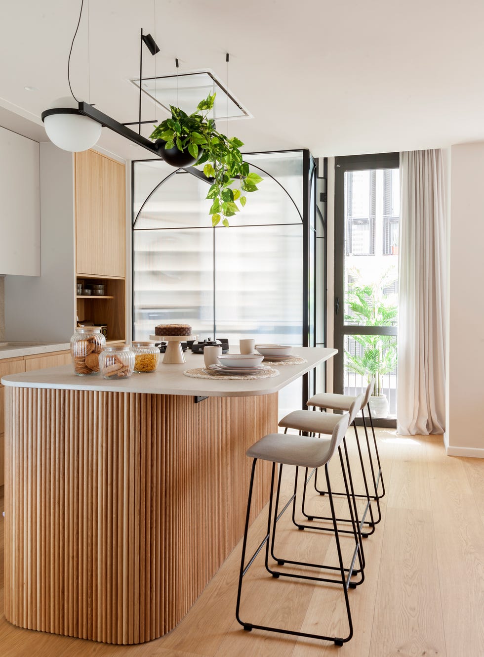 cocina con isla y revestimientos de madera