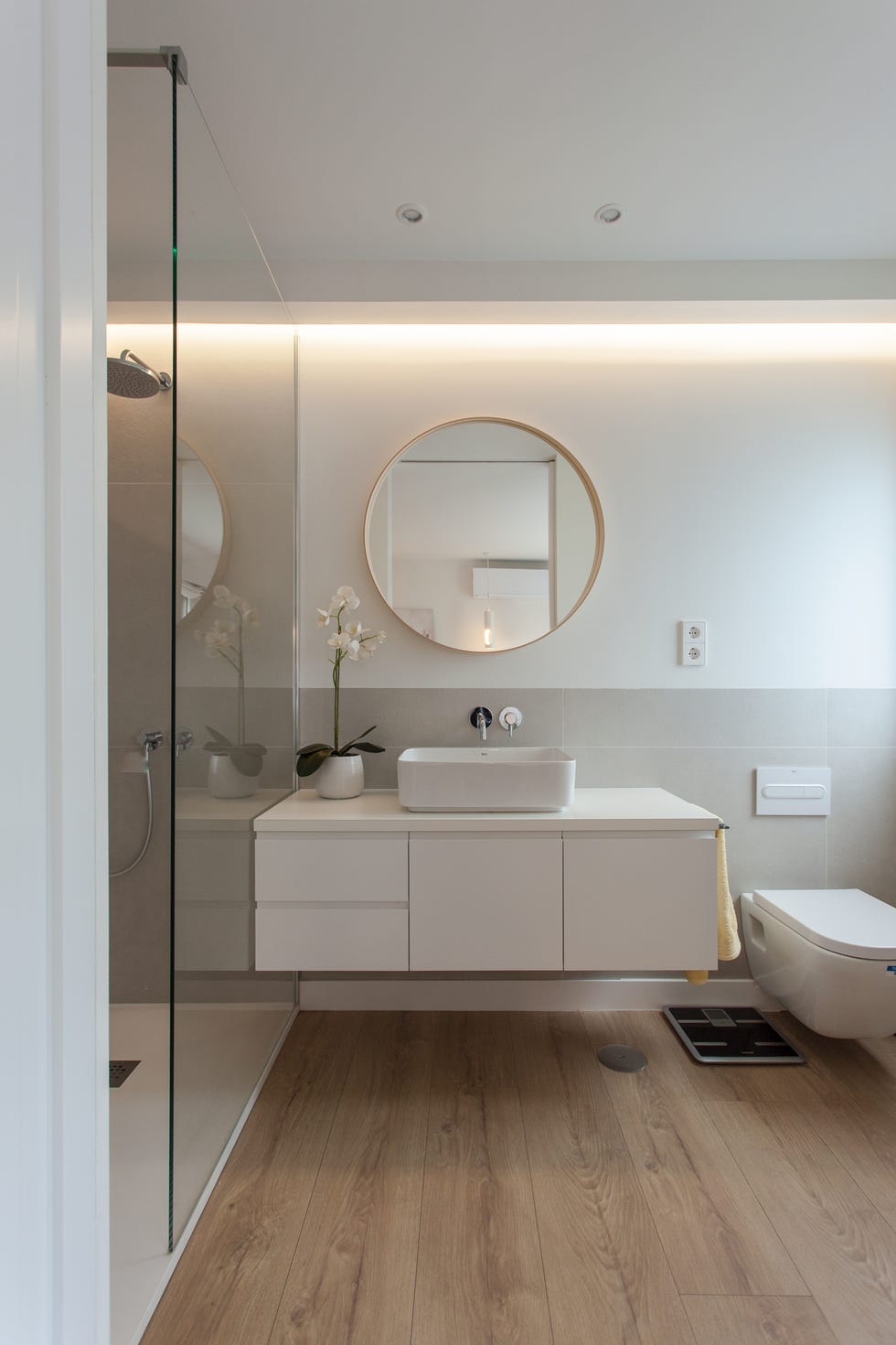 baño moderno con mueble blanco suspendido