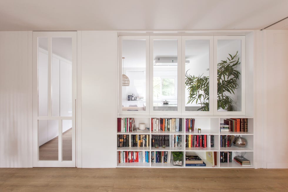 biblioteca de obra bajo la ventana de la cocina