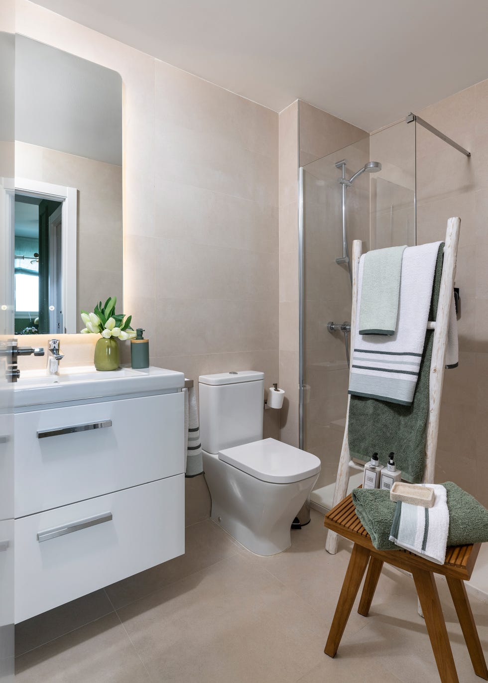 baño con revestimiento porcelánico beige