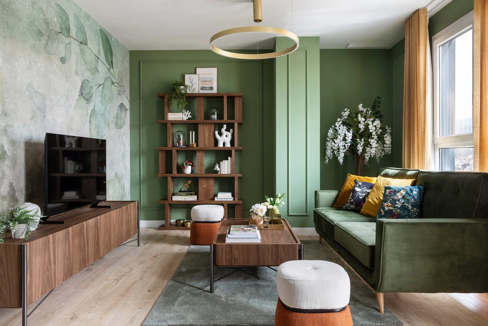 salón con sofá y paredes en color verde