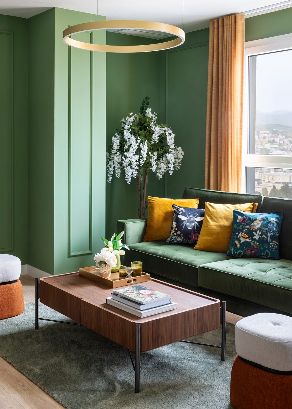 salón con sofá y paredes en color verde