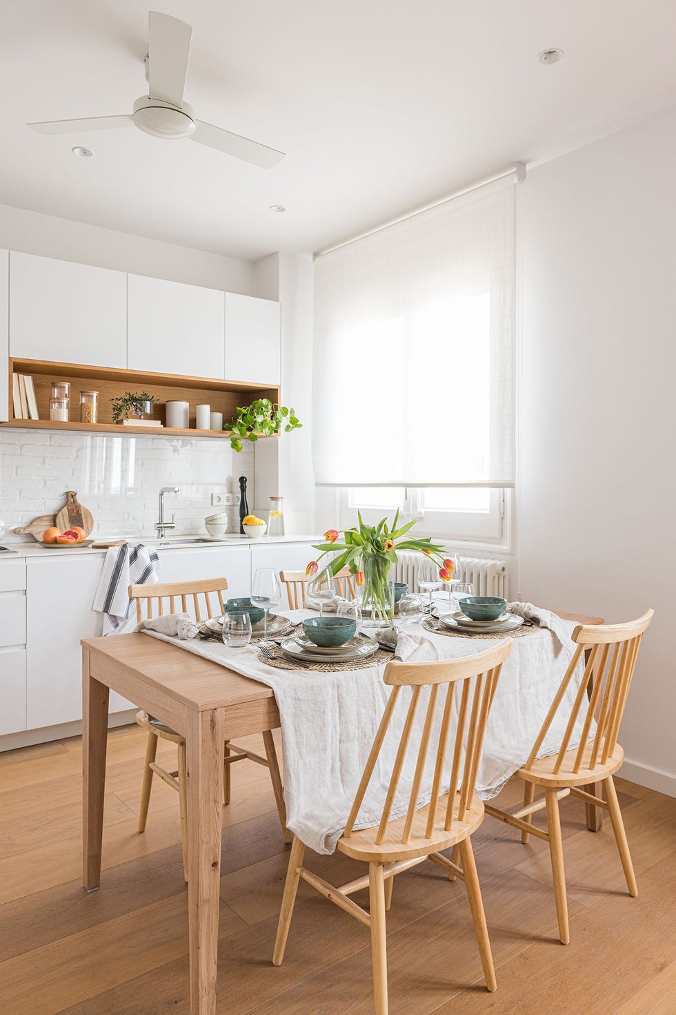 cocina blanca con office