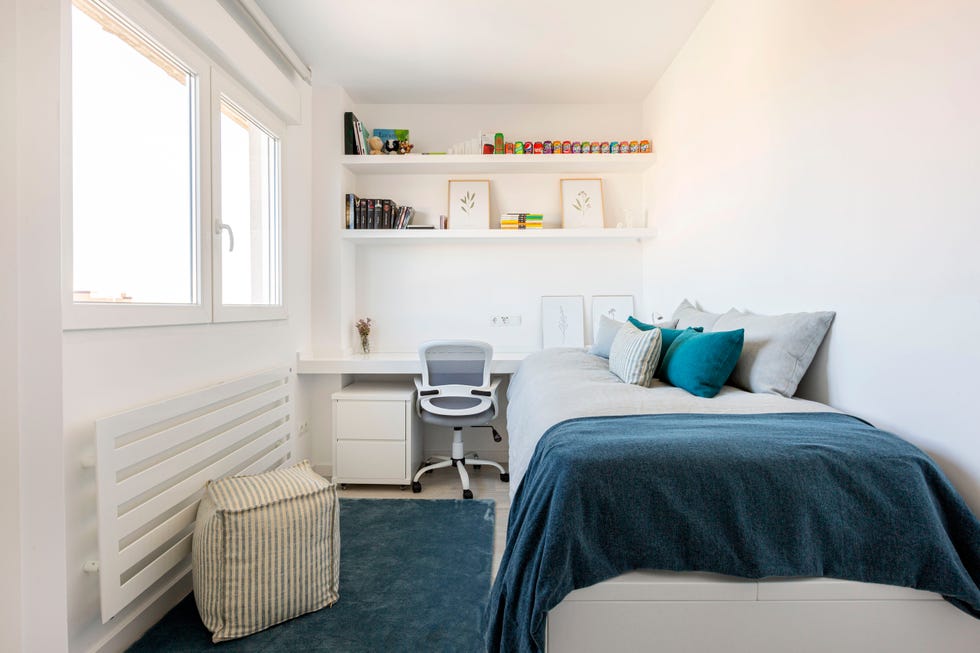 dormitorio juvenil con escritorio decorado en blanco con textiles azules