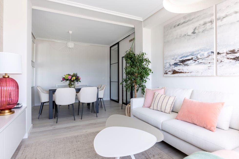 salóncomedor de estilo moderno decorado en tonos claros