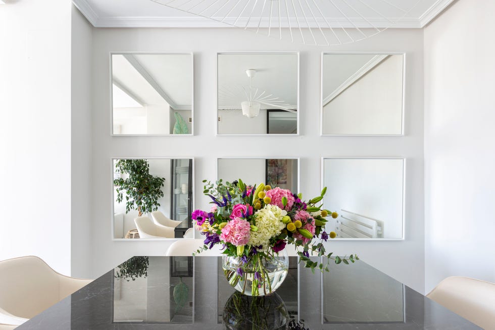 jarrón con flores sobre la mesa del comedor