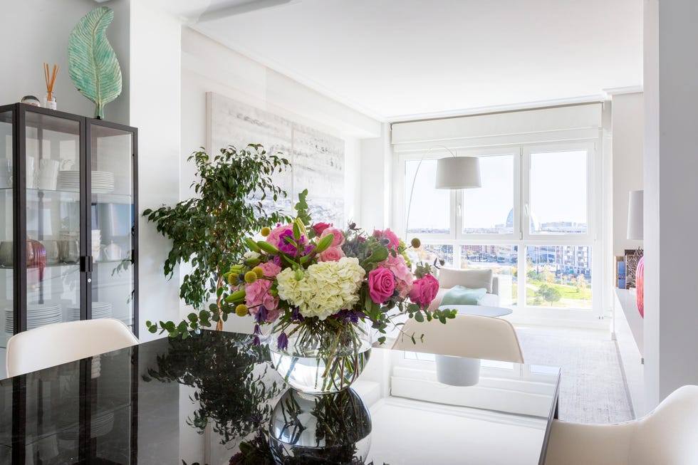 jarrón con flores sobre la mesa del comedor