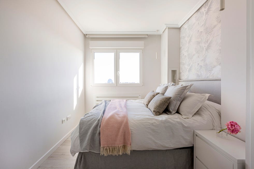 dormitorio decorado en tonos grises, blancos y rosas