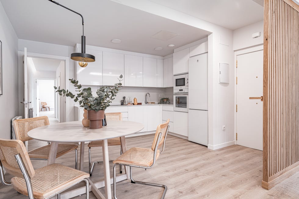cocina con office open concept de diseño minimalista en blanco
