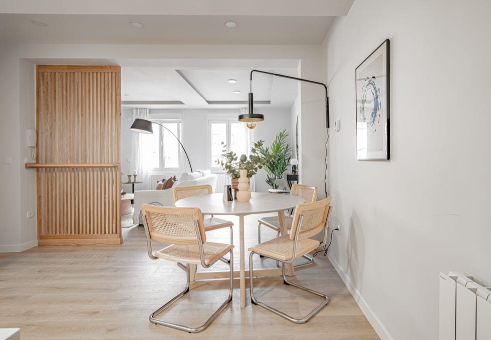 office open concept de diseño minimalista en blanco con sillas de fibras