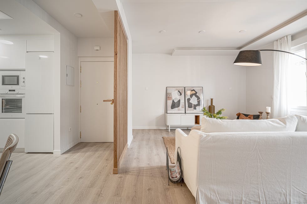 salón abierto a la cocina con diseño minimalista en color blanco