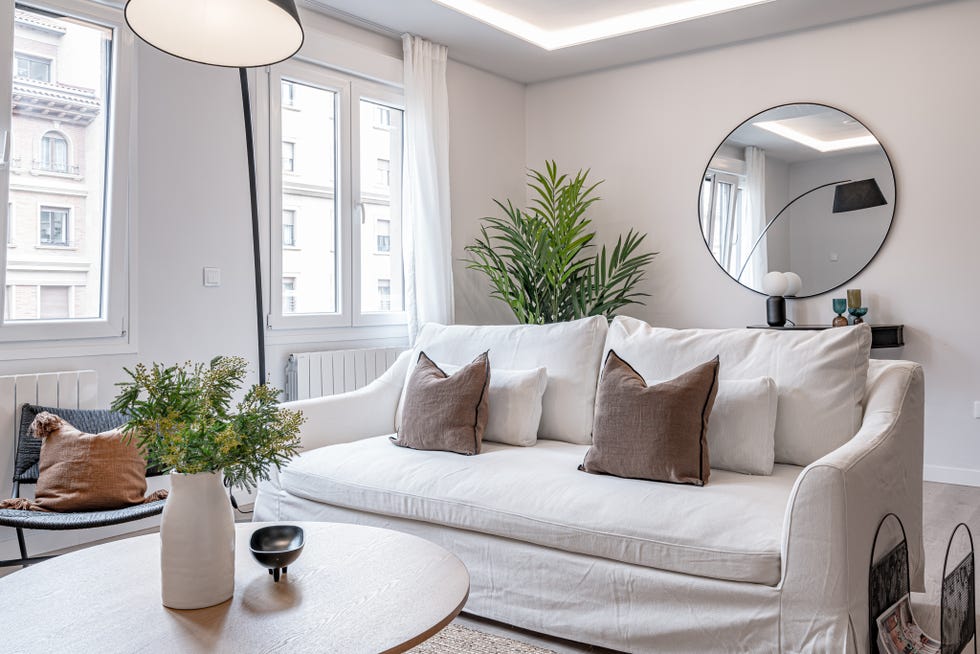 salón abierto de diseño minimalista en color blanco y tonos neutros
