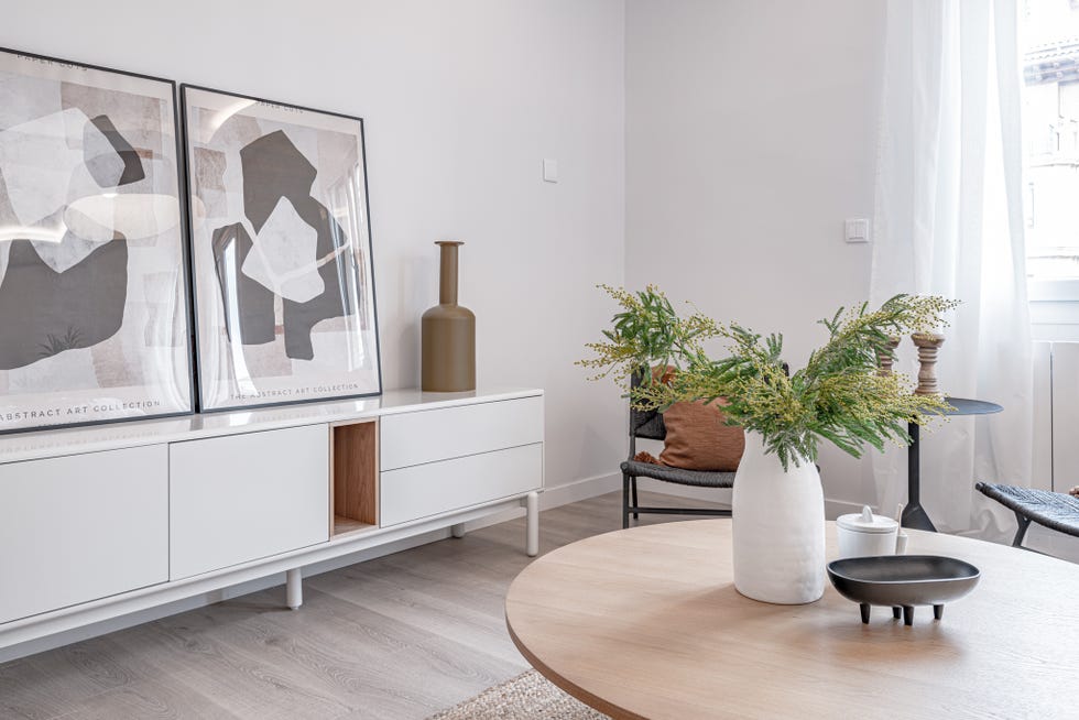 salón abierto de diseño minimalista en color blanco y tonos neutros