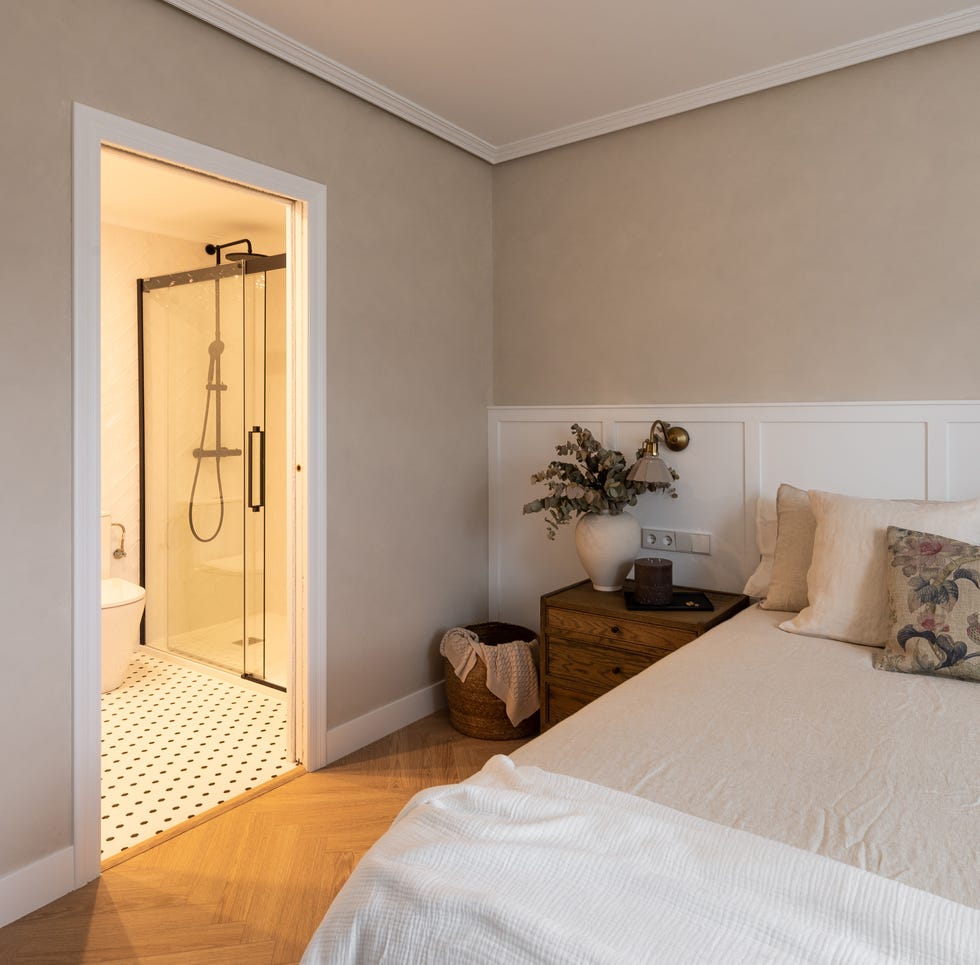 dormitorio con baño en suite