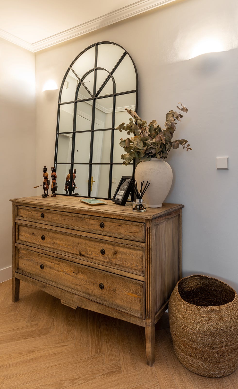 cómoda de madera rústica y espejo tipo ventana