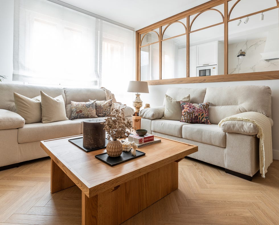sofás de color beige y mesa de centro de madera