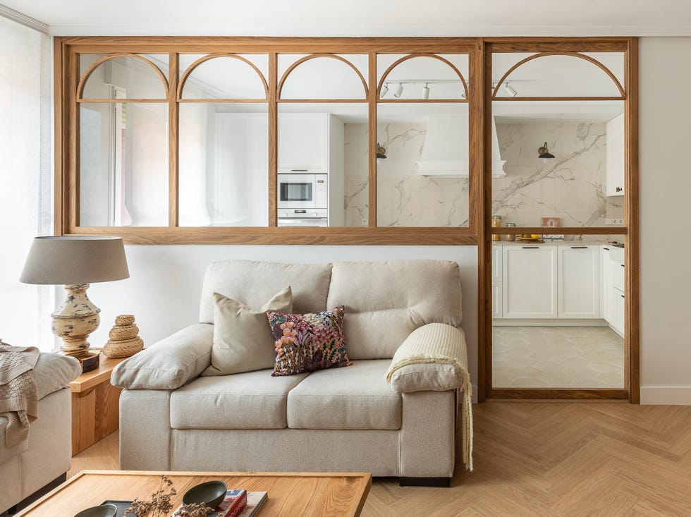 cerramiento de cristal y madera entre la cocina y el salón