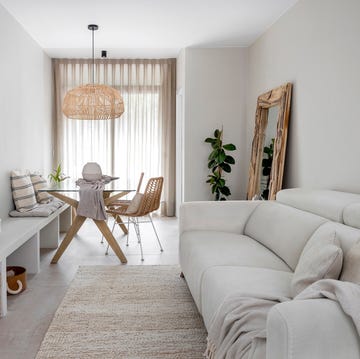 Salón comedor con sofá blanco y mueble de TV de obra salón comedor con sofá blanco y mueble de tv de obra