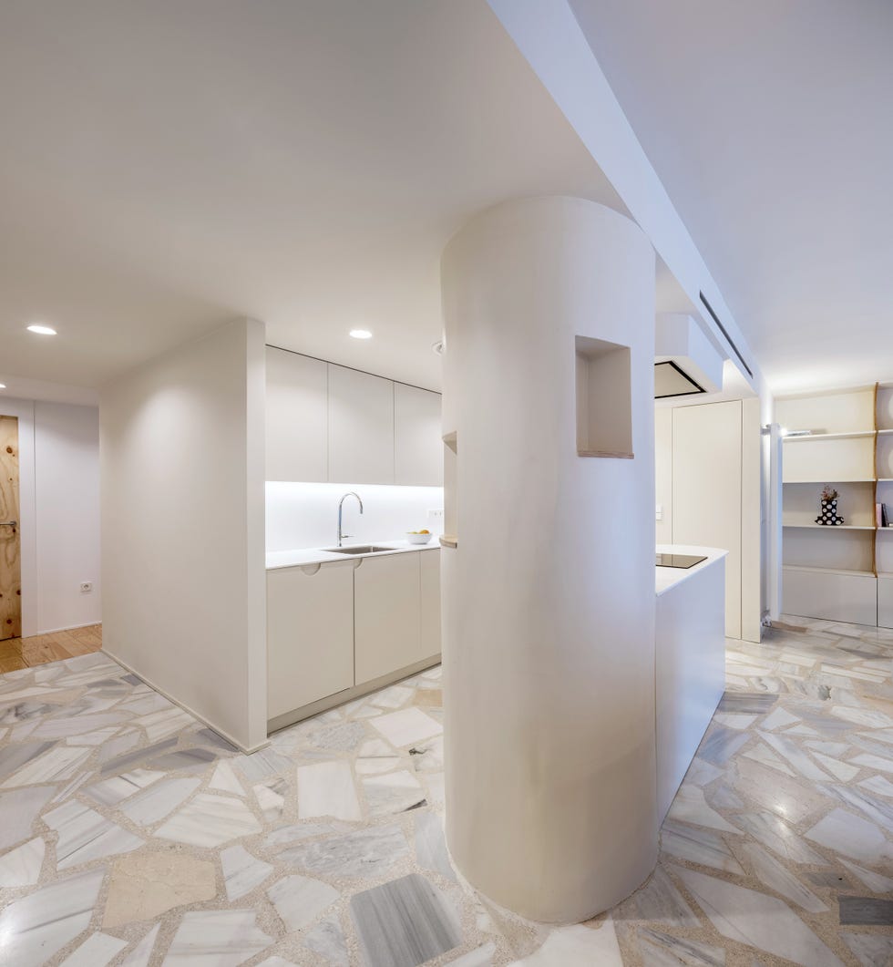 cocina blanca moderna con isla central de diseño ovalado