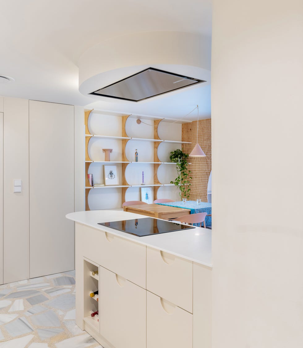cocina blanca moderna con isla central de diseño ovalado