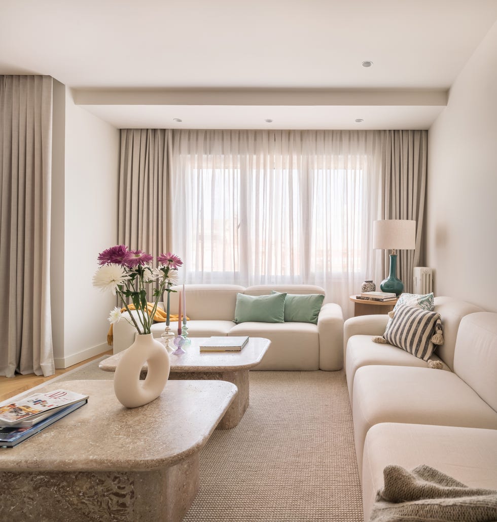 salón de diseño contemporáneo decorado en tonos beige