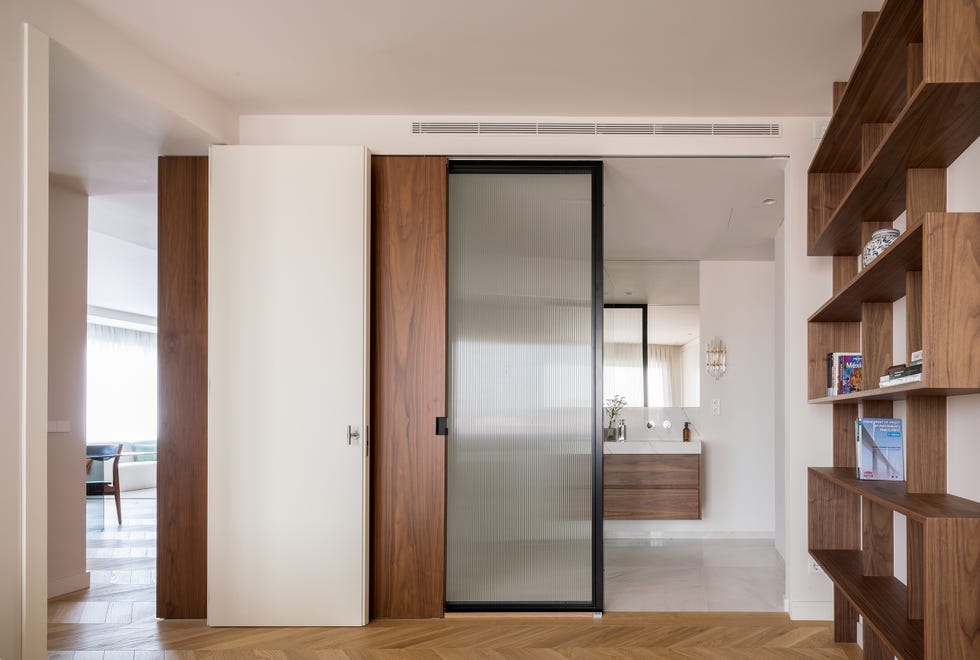 baño en suite con puertas correderas de cristal