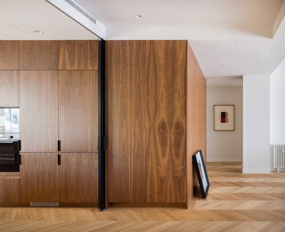 cocina abierta moderna con armarios de madera