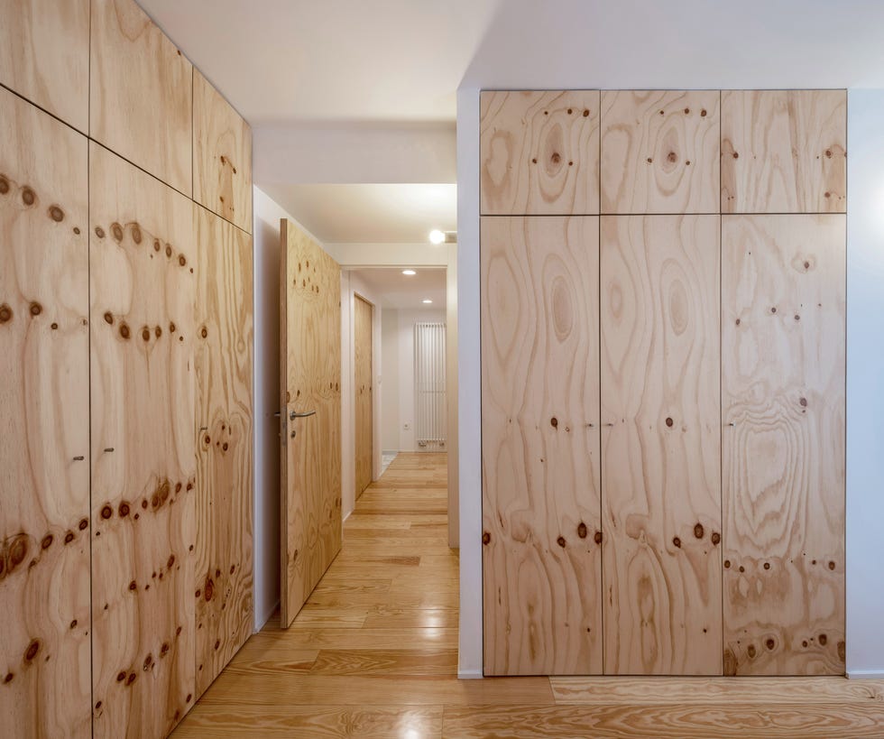 habitación con armarios de pino