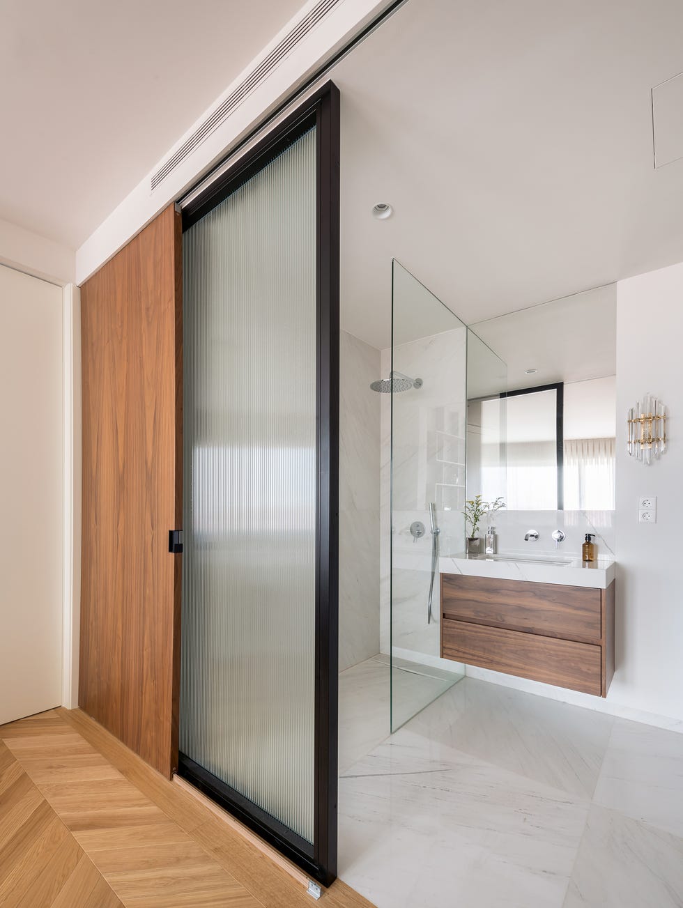 baño en suite con puertas correderas de cristal