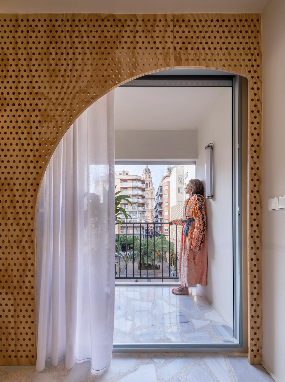 balcón precedido por celosía de madera