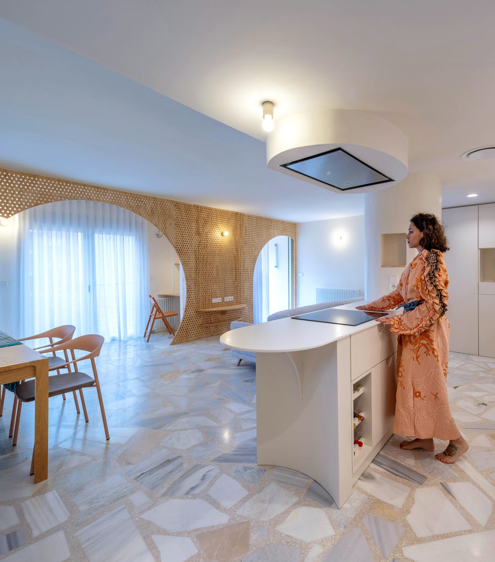 cocina blanca moderna con isla central de diseño ovalado