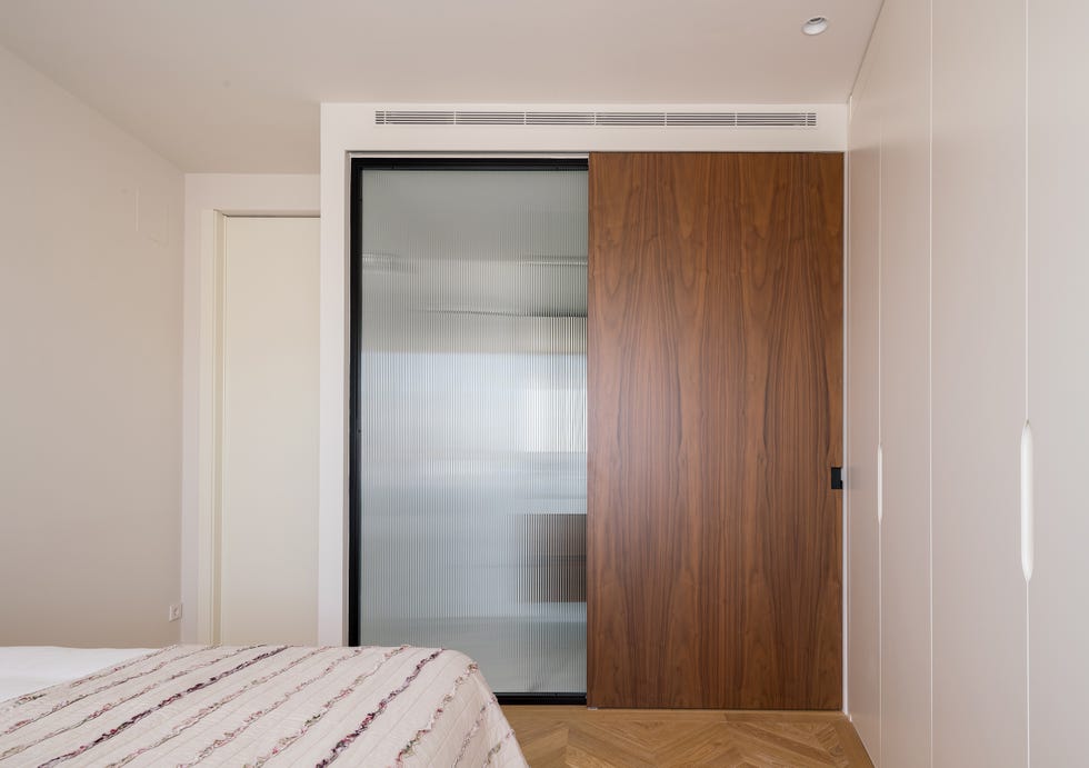 baño en suite con puertas correderas de cristal