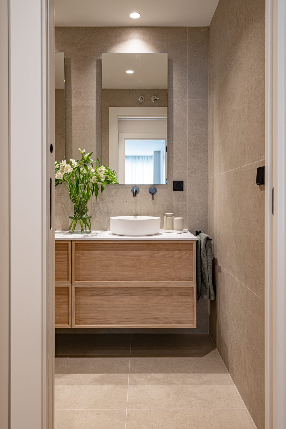 baño con mueble de roble volado