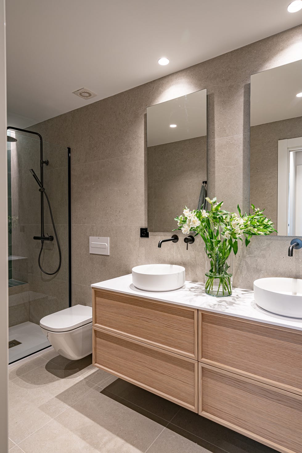baño con mueble de roble volado