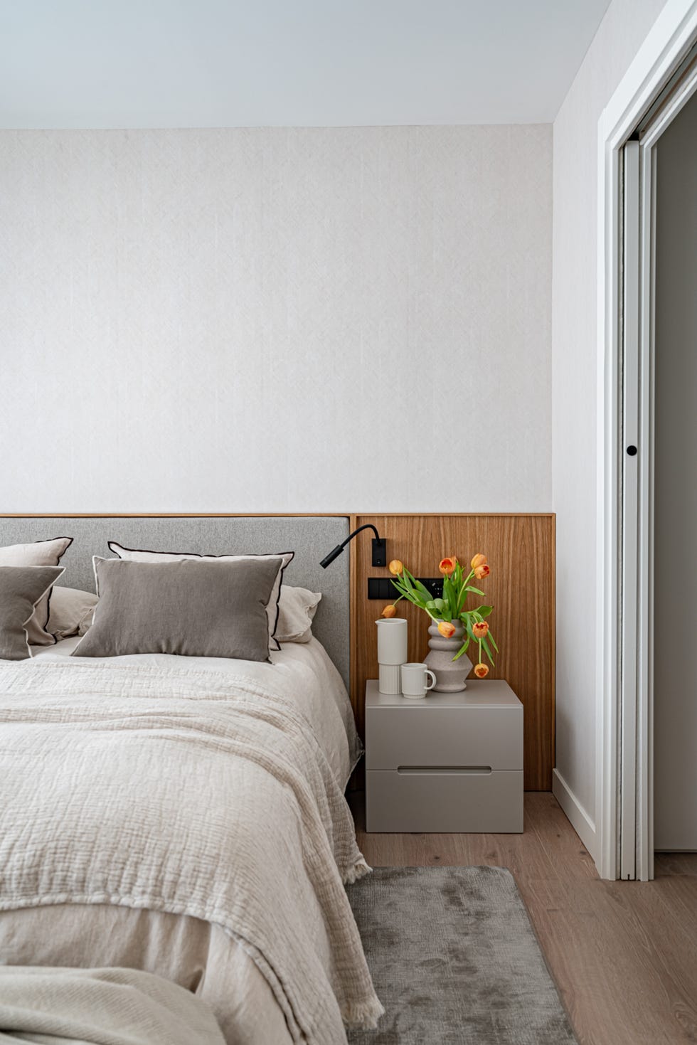 dormitorio con cabecero de madera