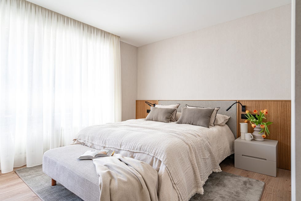 dormitorio con cabecero de madera