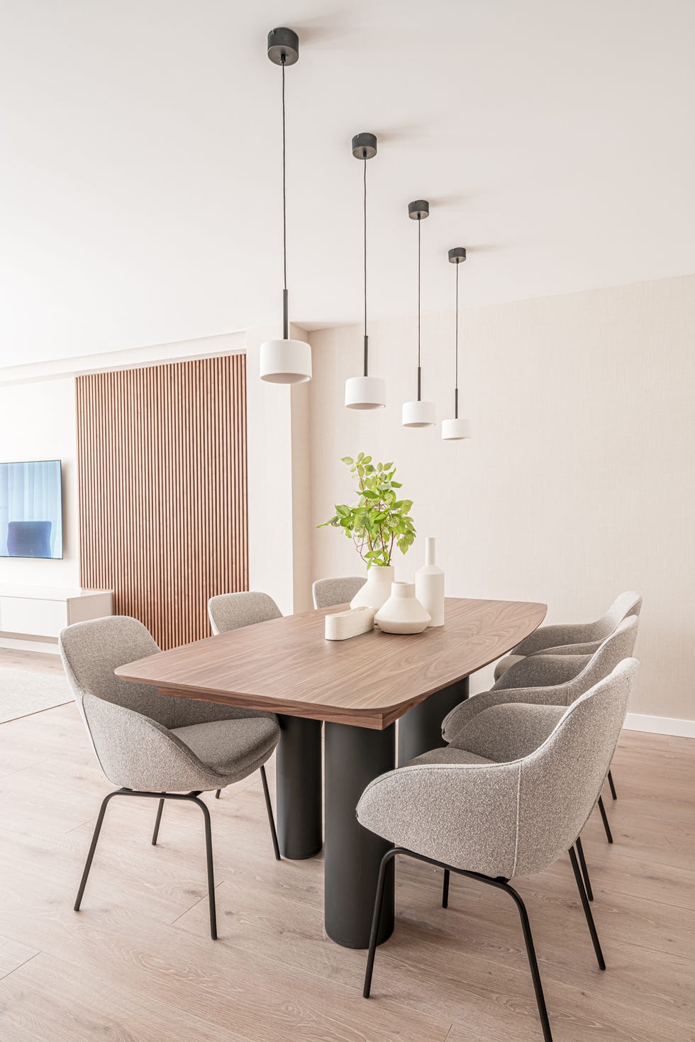 mesa de comedor con sobre de madera y sillas tapizadas en gris