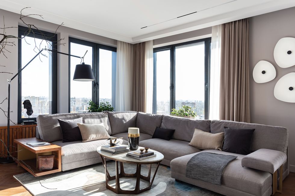 salón moderno con sofá rinconero gris