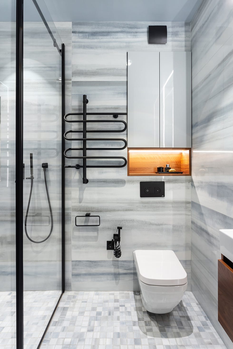 baño moderno con revestimientos de mármol