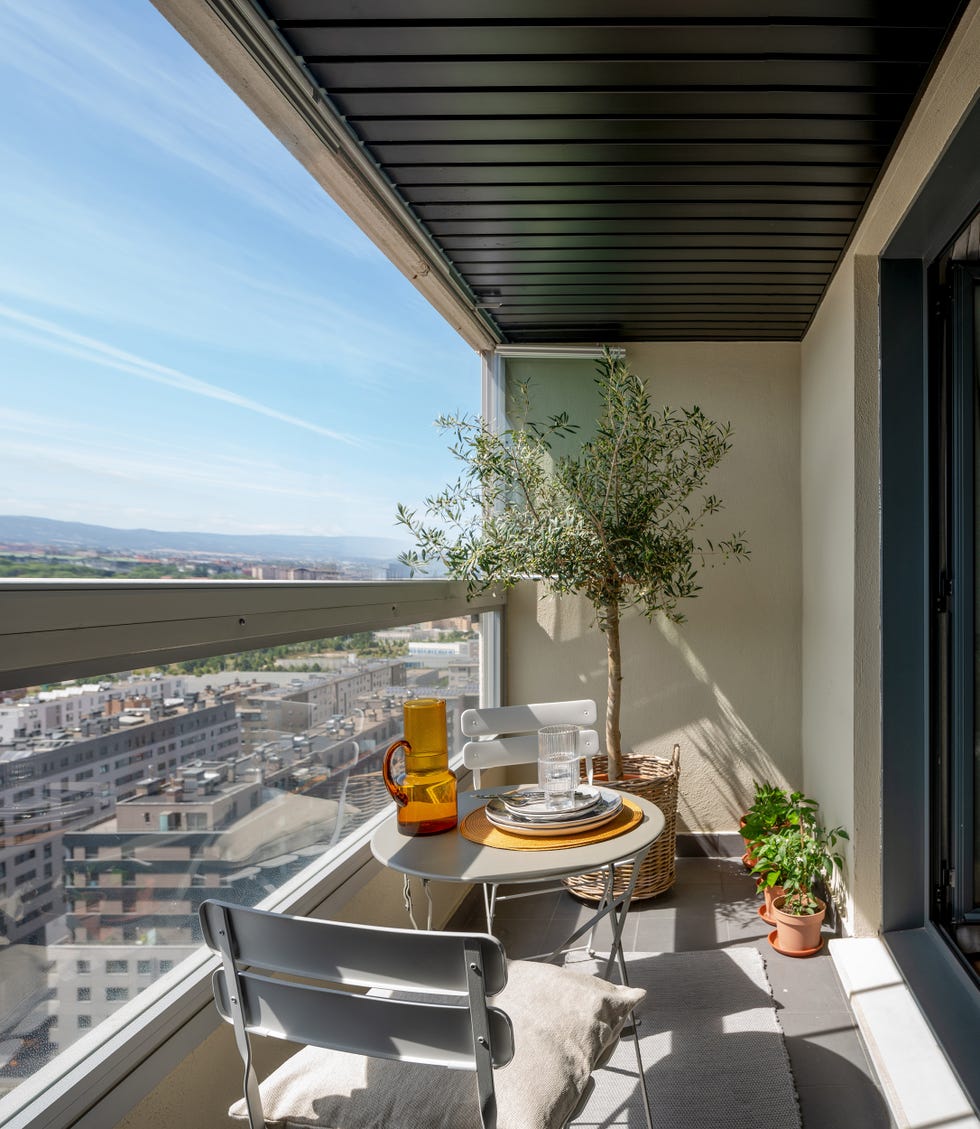 terraza cubierta con muebles plegables