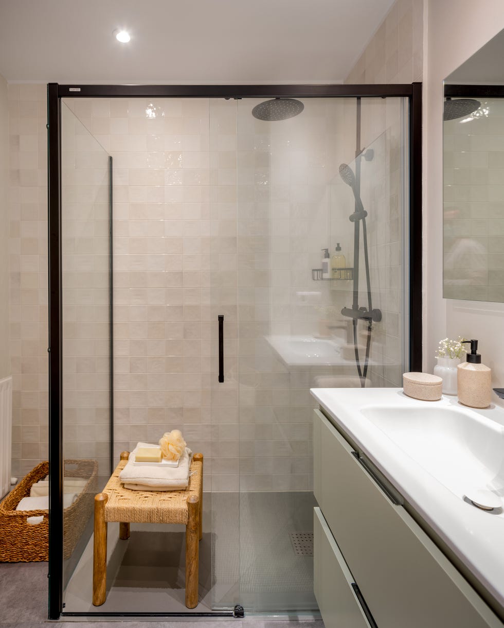 ducha con mampara con perfilería negra y azulejos cuadrados