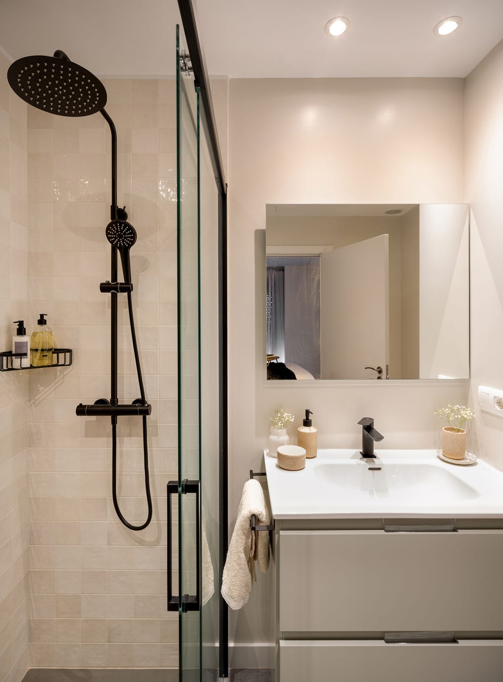 baño con ducha con mampara corredera y mueble de lavabo volado