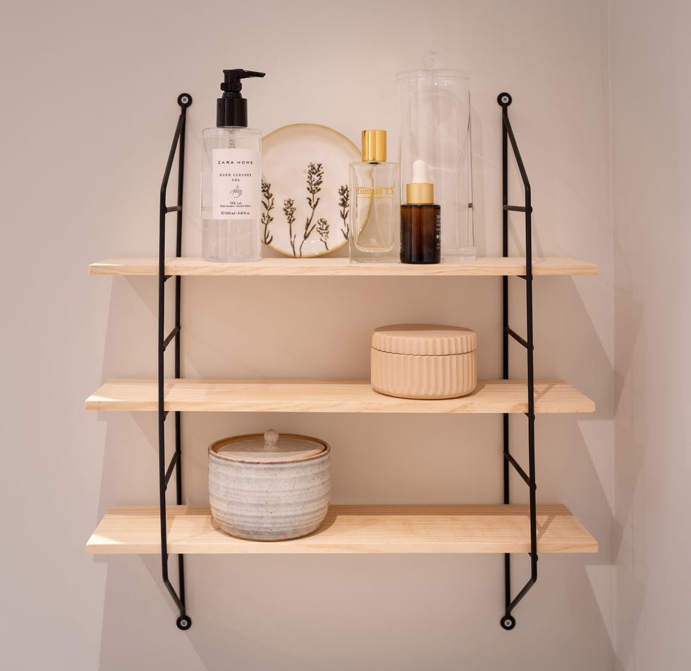 estantería de pared con tres baldas de madera y soporte metálico negro