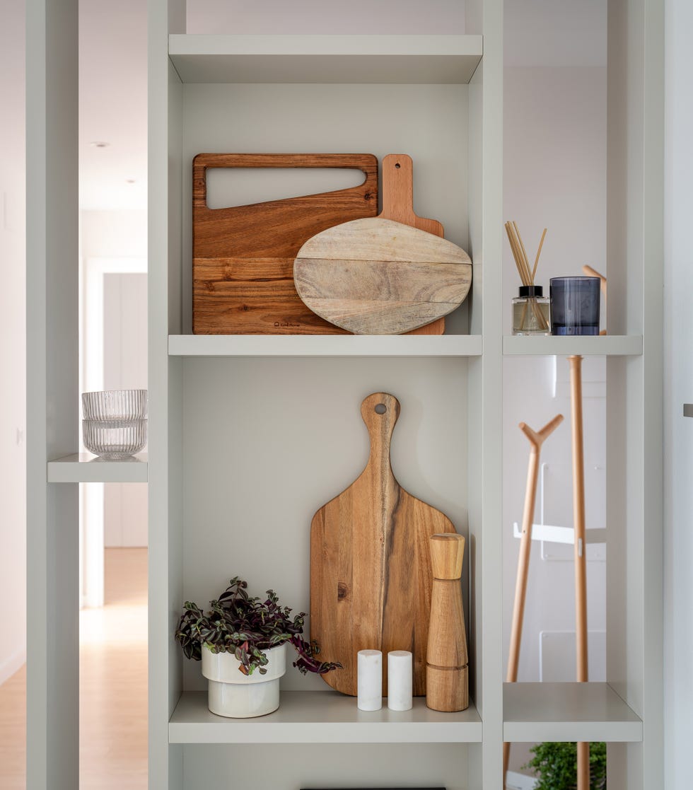estantería como divisor de ambiente en la cocina