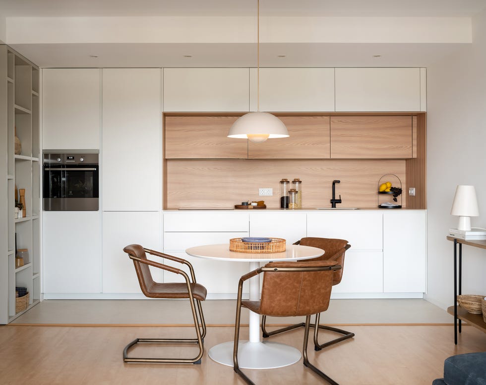 cocina abierta con frentes blancos y de madera