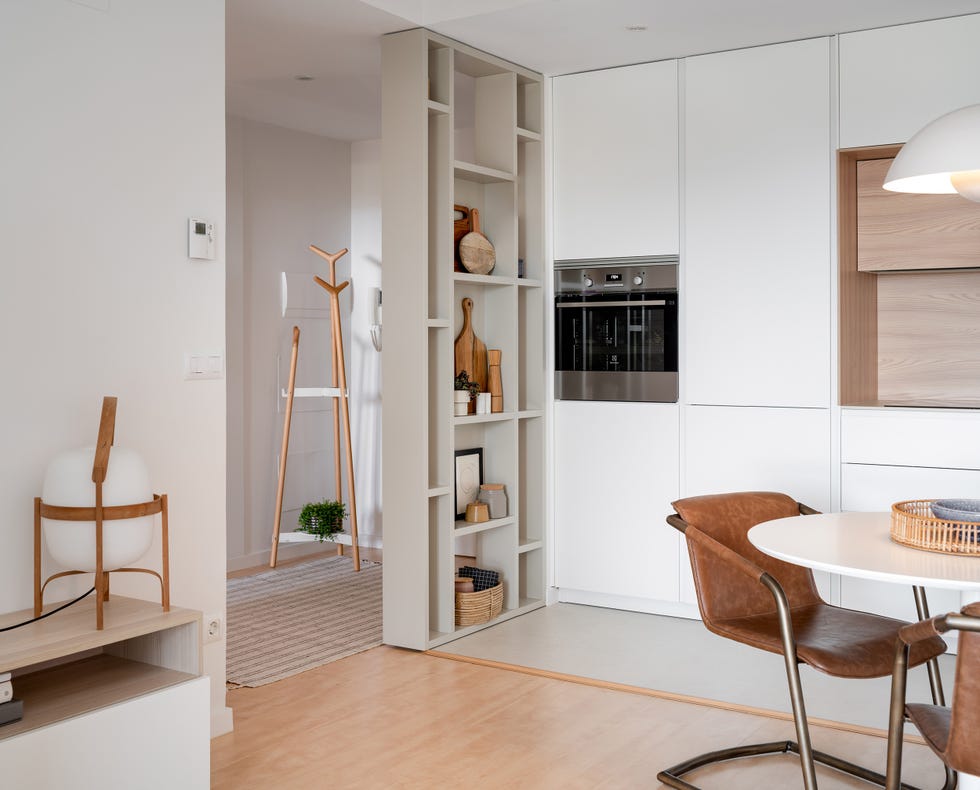 cocina abierta con frentes blancos y de madera