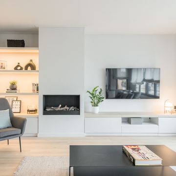 mueble de tv blanco y chimenea moderna empotrada