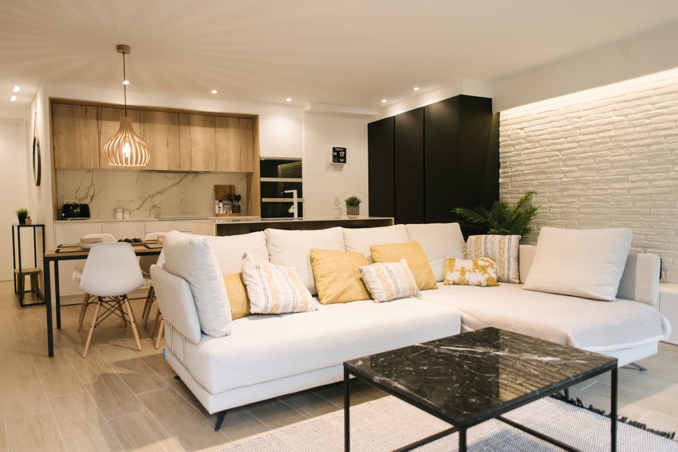 salón con cocina integrada de diseño moderno